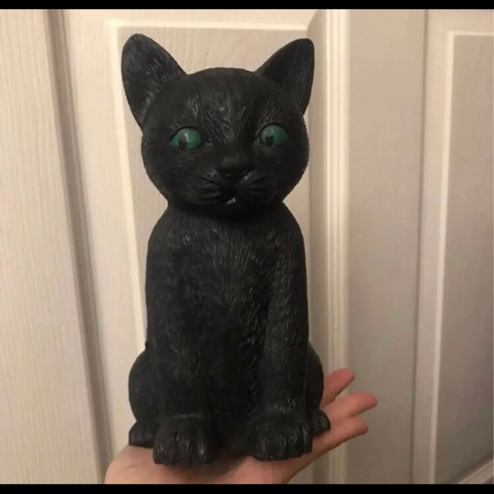 Black cat statue, like new, 8 inches tall